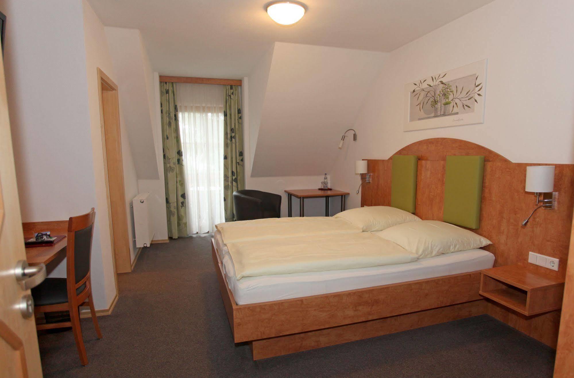 Hotel garni Hopfengold Wolnzach Exteriör bild