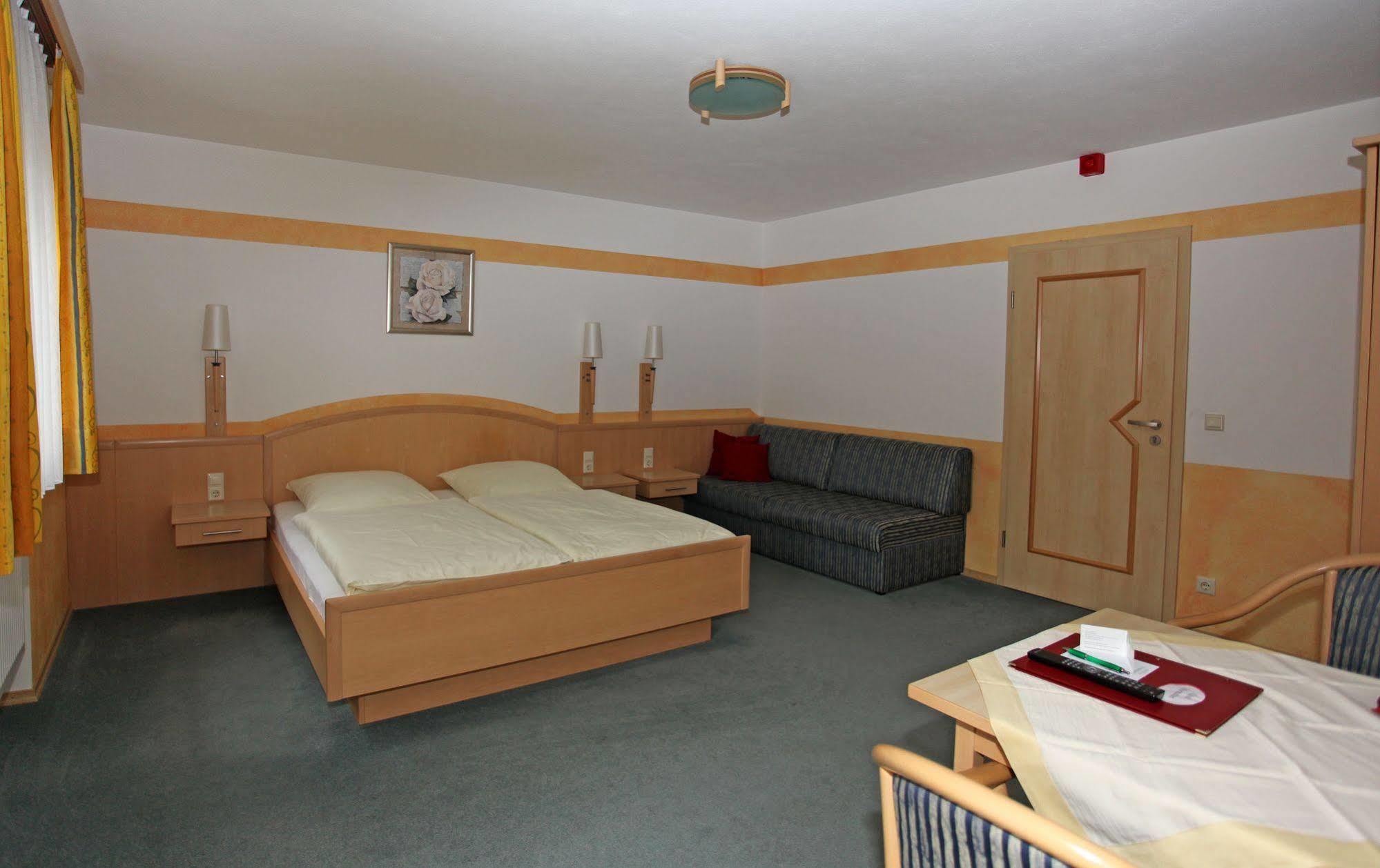Hotel garni Hopfengold Wolnzach Exteriör bild